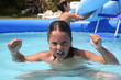 garçon rageur dans une piscine
