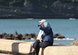 retraités assis en bord de mer