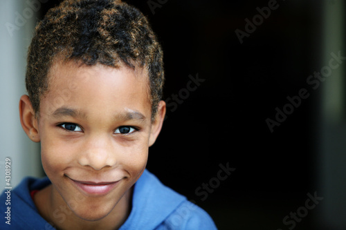 Foto: fröhlicher junge fröhlicher junge