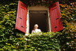 frau im fenster
