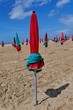 parasols rouges et bleus