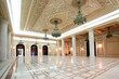 Salle blanche du Palais de Parlement à Bucarest, Roumanie.
