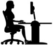 Silhouette de femme travaillant sur son ordinateur