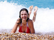 Foto: Young happy girl smiling on sea background Young happy girl smiling on sea background
