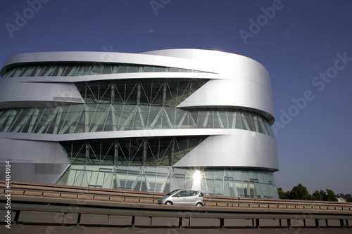 Foto: Moderne Architektur an einer Autobahn Moderne Architektur an einer Autobahn