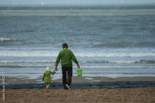 Photo: Un grand père et sa petite fille sur la plage Un grand père et sa petite fille sur la plage