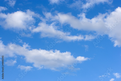 cielos azules con nubes