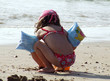 petite fille jouant avec le sable
