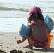fillette au bord de l'eau