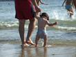 bébé marchant dans l'eau