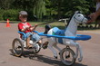 enfant sur chevaux de bois