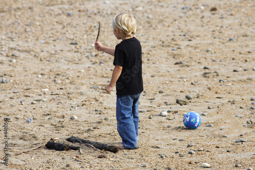 Photo: petit garçon blond sur la plage petit garçon blond sur la plage