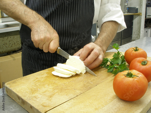 Foto: Cutting mozzarella Cutting mozzarella