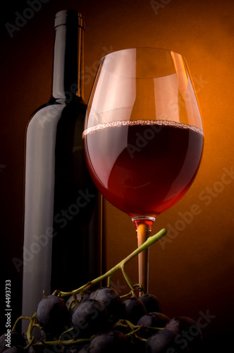 Foto: red wine glass bottle grape red wine glass bottle grape