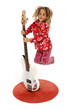 Enfant sautant avec une guitare
