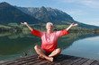 Frau meditiert am See Frau meditiert am See