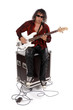 Musicien rock assis sur une caisse