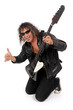 Guitariste rock assis
