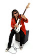 Guitariste assis sur un amplificateur