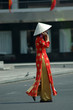 Mujer Vietnamita hablando por movil