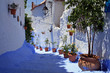 ruelle bleue à chefchaouen au maroc