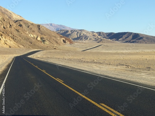 Foto: Straße durch Hügel - Death Valley Straße durch Hügel - Death Valley