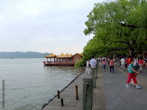 Lac Hangzhou, promeneurs et bateaux, Chine Lac Hangzhou, promeneurs et bateaux, Chine