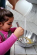 fillette qui fait un cake