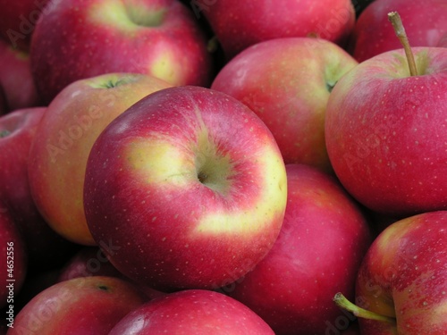 red apples