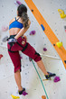 Kletterin an der Kletterwand