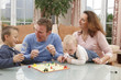 Familie beim Spielen