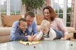 Familie beim Spielen