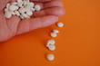 Tabletten in der Hand