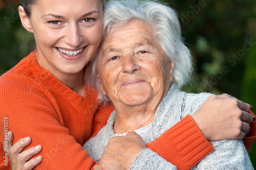 Foto: Senior lady and her granddaughter Senior lady and her granddaughter