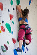 Kletterin an der Kletterwand