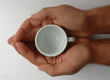 Mani con tazza di caffè vuota Mani con tazza di caffè vuota