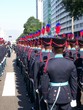 Homens  militares em  perfeita disciplina 