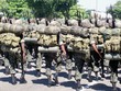 Soldados caregando Mochilas de Acampamento