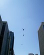 Helicópteros no céu entre edifícios