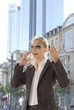 Geschaeftsfrau mit Sonnenbrille