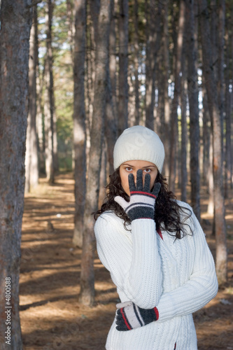 Foto: beautiful winter girl in white beautiful winter girl in white