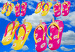 Flipflops colorate sub cerul înnorat