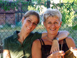 Madre e hija abrazadas