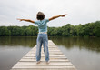 Photo: petite fille sur un petit pont petite fille sur un petit pont