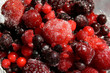 Gefrorene Beeren in Rottönen und Schwarz