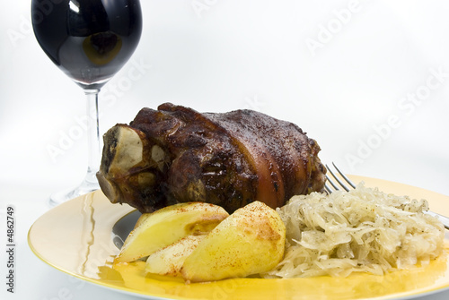 gebratene haxe-hachse- mit bratkartoffeln und sauerkraut 2