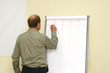 Foto: Professor writes on the flip-chart in the classroom Professor writes on the flip-chart in the classroom