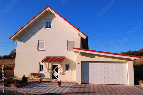 "Alleinstehendes Haus mit Garage" Stockfotos und lizenzfreie Bilder auf