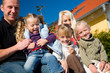 Familie vor dem Haus