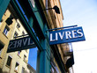 Livres, enseigne de librairie, ciel bleu Livres, enseigne de librairie, ciel bleu